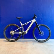 **DEMO STOCKHOLM** Feddz PF-1 heldämpad elmountainbike, vit 48 cm (630 Wh batteri) 