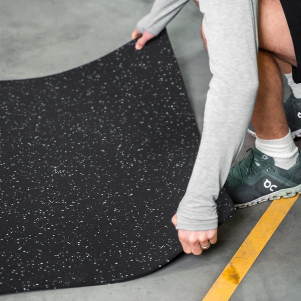 FitNord Gummimatta svart 6 mm (10m rulle), med vita prickar
