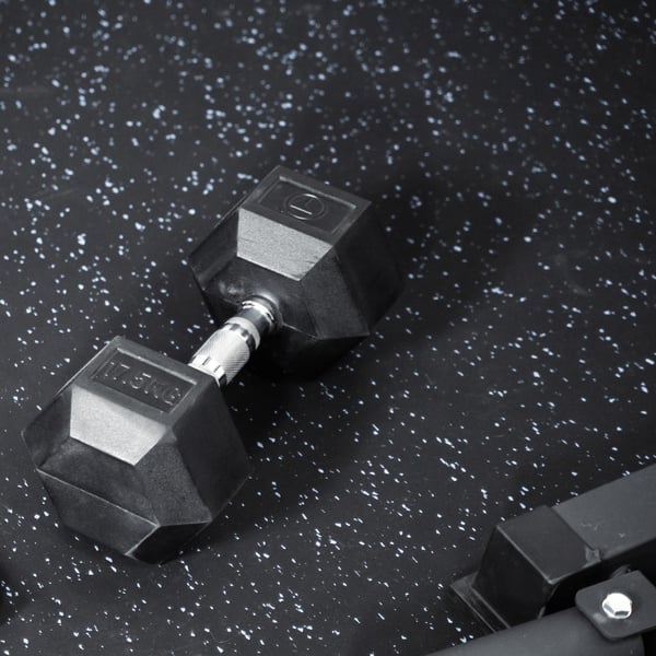 FitNord Gummimatta svart 4 mm (10m rulle), med vita prickar
