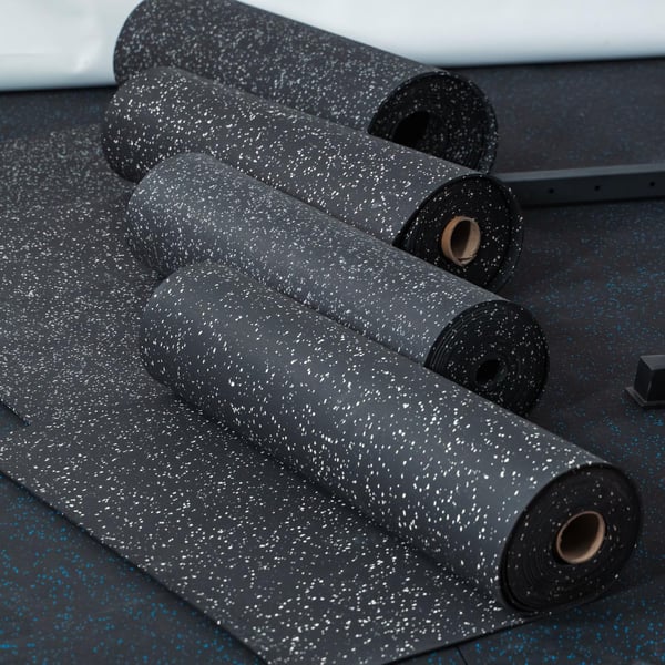 FitNord Gummimatta svart 4 mm (10m rulle), med vita prickar