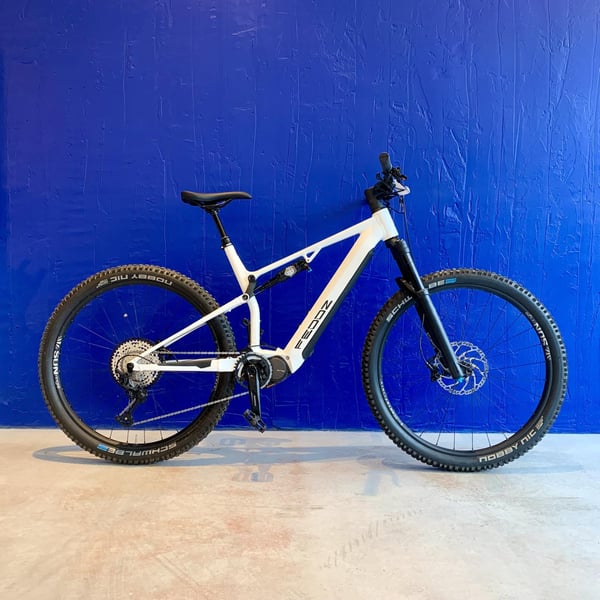 **DEMO STOCKHOLM** Feddz PF-1 heldämpad elmountainbike, vit 48 cm (630 Wh batteri) 