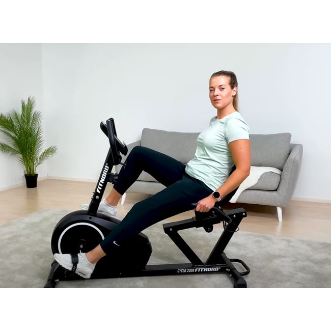 Person som trampar på en liggande motionscykel med ryggstöd, FitNord Cyclo 200R